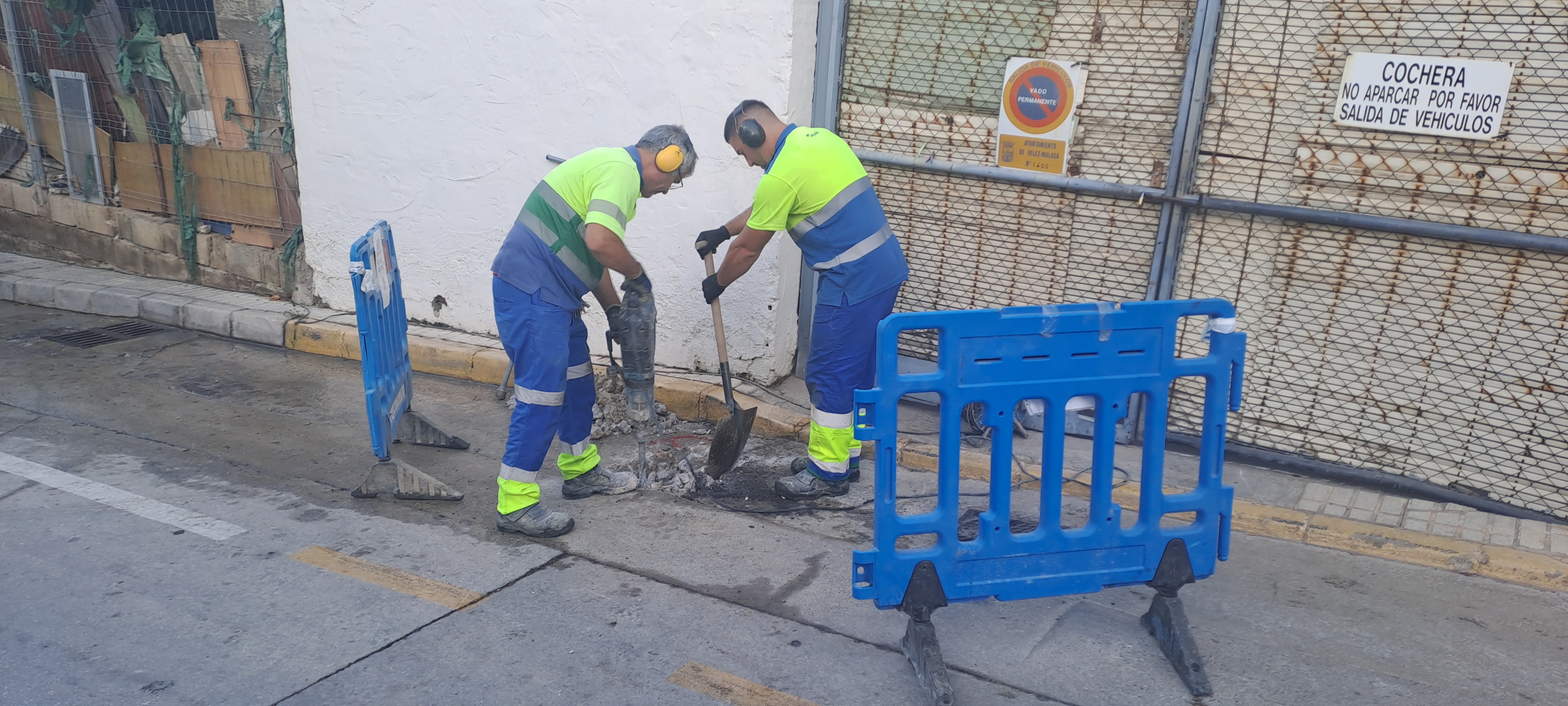 Trabajadores de Aqualia en tareas de reparación